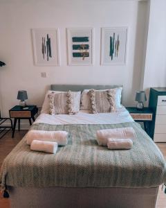 City Centre Studio, Comfy Bed beside New St Station by StayByNumbers