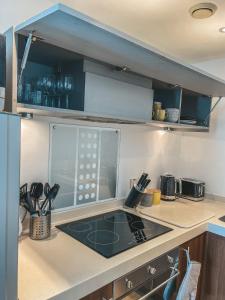City Centre Studio, Comfy Bed beside New St Station by StayByNumbers
