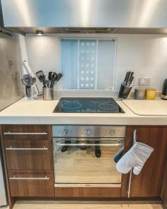 City Centre Studio, Comfy Bed beside New St Station by StayByNumbers