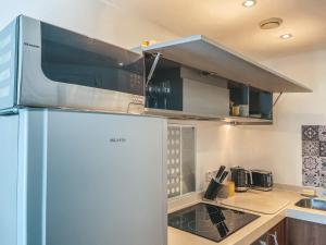 City Centre Studio, Comfy Bed beside New St Station by StayByNumbers