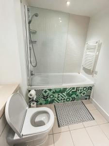 City Centre Studio, Comfy Bed beside New St Station by StayByNumbers