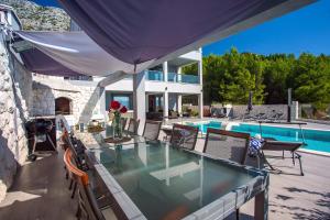 Luxury Villa POCRNJA -heated pool, sauna, jacuzzi, pool table