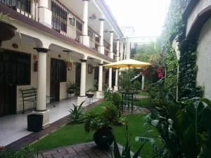 特雷斯马里亚斯酒店 - 科米坦德多明格斯