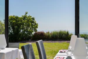 Maisons d'hotes La Metairie-du-Vauhariot - Chambre Ou Lodge - Piscine Chauffee - Vue Mer et Mont Saint Michel et GR34 - Residence Hoteliere : photos des chambres