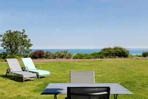 Maisons d'hotes La Metairie-du-Vauhariot - Chambre Ou Lodge - Piscine Chauffee - Vue Mer et Mont Saint Michel et GR34 - Residence Hoteliere : photos des chambres