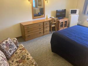 Queen Suite room in Landmark Motel