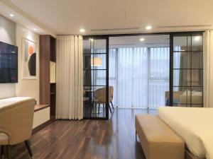 LIVIE Hanoi Ham Long