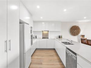 Villa Serene 3, 6-10 Market Street - Surfside Apartments WiFi, water views, Air Con, Pool