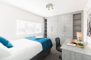By NEC & HS2 - Big 6 Bedroom Contractor House - 9 Beds, 3 Bathrooms & Driveway by Birmingham Contractor Stays