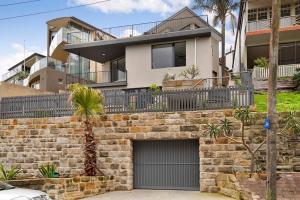 BRON455B - Bronte Beach House with Ocean Views