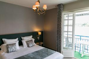 Hotels Logis hotel restaurant Le Goyen : Chambre Confort avec vue sur la mer et balcon