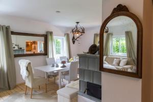 Forest Chalet, 15 min to salzburg olt town, and most beautiful lakes, secluded location, 1,000 sqm garden, mountainview, panorama sauna, bath whirlpool, BBQ&bikes&sunbeds for free, up to 10 p