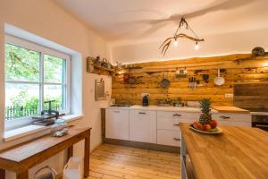 Forest Chalet, 15 min to salzburg olt town, and most beautiful lakes, secluded location, 1,000 sqm garden, mountainview, panorama sauna, bath whirlpool, BBQ&bikes&sunbeds for free, up to 10 p