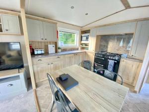 Burford, Hot Tub Lodge