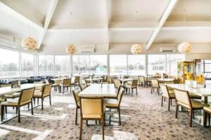 Burford, Hot Tub Lodge