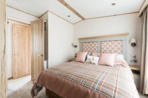 Burford, Hot Tub Lodge