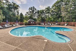 Gull Lake All-Season Getaway w Private Deck