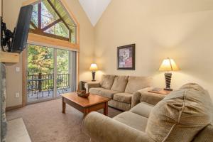 Gull Lake All-Season Getaway w Private Deck