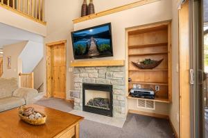 Gull Lake All-Season Getaway w Private Deck