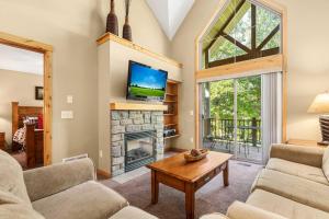 Gull Lake All-Season Getaway w Private Deck