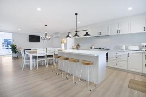 Entire Residential Home - Lake Illawarra And Beachside Home Sleeps 12