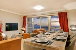 Beach penthouse-style living,self checkin,king beds