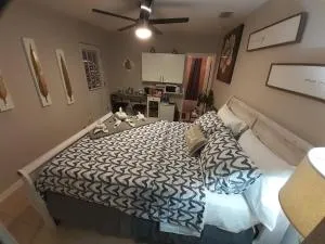 LUXURIOUS COZY STUDIO. - Lake Magdalene