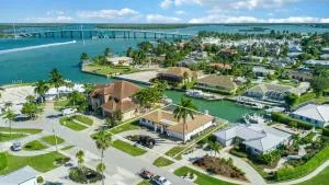 ELEVATED 955 - Spacious Family Riverfront home 4 Bedrooms - Railroad Islet