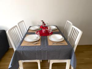 Modern & Sunny 52m2 Apartment with Balcony & Fast WIFI