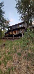 Hermosa cabaña en bosque nativo