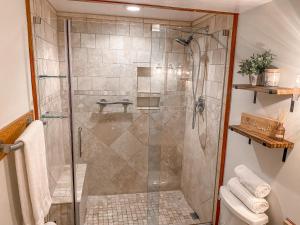 Ski-In Ski-out Luxury Condo with Hot Tub and pools