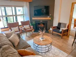 Ski-In Ski-out Luxury Condo with Hot Tub and pools - Monterville
