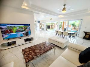 IZZYLAND Luxury Pool Villa Pattaya Walking Street