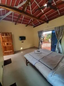 Triskelion - Bed and Breakfast, Family home stay by Joshi Brothers - Kolthare