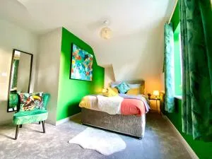 Beautiful Stylish 2 Bedroom Apartment! - 5 Minute Walk to the Best Beach! - Great Location - Parking - Fast WiFi - Smart TV - Newly decorated - sleeps up to 6! Close to Bournemouth & Poole Town Centre & Sandbanks - Canford Cliffs