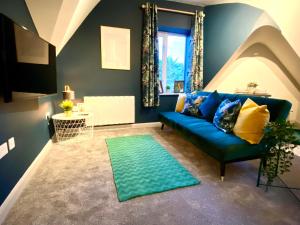 Beautiful Stylish 2 Bedroom Apartment! - 5 Minute Walk to the Best Beach! - Great Location - Parking - Fast WiFi - Smart TV - Newly decorated - sleeps up to 6! Close to Bournemouth & Poole Town Centre & Sandbanks