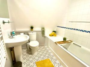 Beautiful Stylish 2 Bedroom Apartment! - 5 Minute Walk to the Best Beach! - Great Location - Parking - Fast WiFi - Smart TV - Newly decorated - sleeps up to 6! Close to Bournemouth & Poole Town Centre & Sandbanks