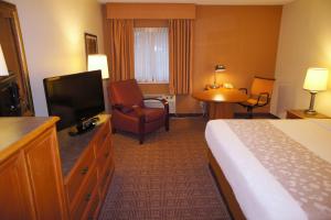King Room - Non-Smoking room in Quality Inn & Suites Raleigh Durham Airport