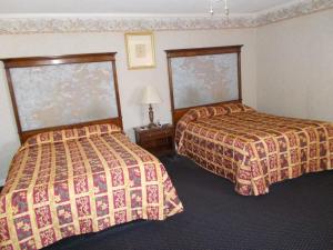 Queen Room with Two Queen Beds room in Hillside Motel