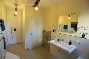 Exklusives Rhein-Lounge Apartment mit direktem Rheinblick, Sauna, 2 Schlafzimmern, Parkplatz für bis zu 5 Gäste