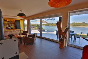 Exklusives Rhein-Lounge Apartment mit direktem Rheinblick, Sauna, 2 Schlafzimmern, Parkplatz für bis zu 5 Gäste