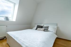 Two-Floor Deluxe Three-Bedroom Apartment room in Key-Box Check-in Apartments by Ambiente