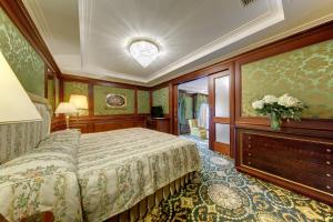 Senior Suite with Lake View room in Hotel Splendid
