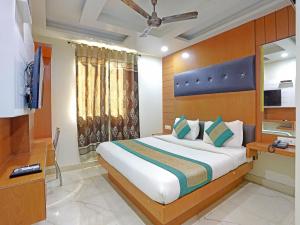 Hotel Tashkent Palace - Walk in from New Delhi Station & Metro Station