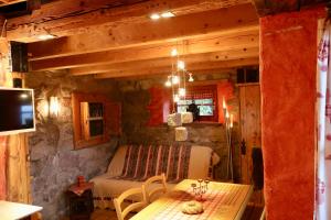 Maisons de vacances Ancienne petite marcairerie de montagne renovee cadre rustique : Maison 1 Chambre