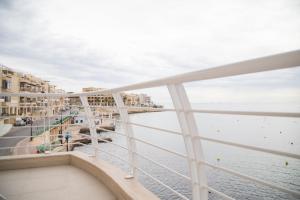 Riviera Holiday Apartments - Seafront - Wifi