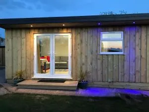 Kingfisher Glamping Cabin - 洛斯特威希尔