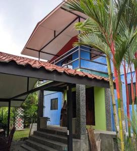 Walk to the beach, chill by the pool. Casa Sol!