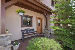 Idyllic Florissant Cabin with Patio and Hot Tub!