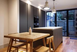 Stylish 2 bedroom self-contained apartment in the heart of Clifton Village